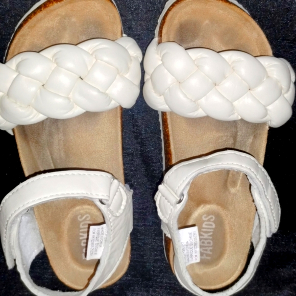 Fabkids Girls Size 1 Cream Velcro Strap Sandals Soft And Comfy Lightweight - Picture 2 of 3